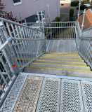 Fluchttreppe mit doppeltem Handlauf für Kinder und Erwachsene